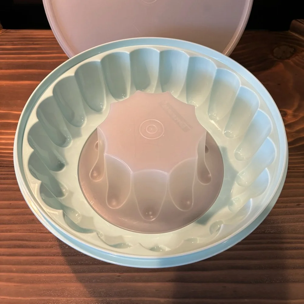 Vintage Tupperware Jell-O Mold 9inch diameter Mint Green EUC